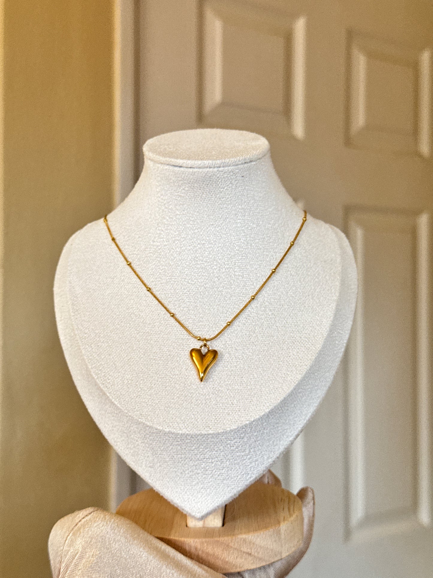 Gold Heart Stainless Steel Necklace - Elegant Unisex Accessory with Gold Heart Design, Versatile for Casual & Formal Wear